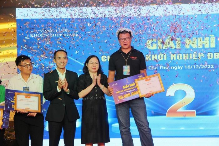 Ông Nguyễn Phương Lam, Giám đốc VCCI Cần Thơ và bà Lương Thị Hương Giang, Tổng Giám đốc Công ty Cổ phần Dược phẩm Domesco trao giải nhì cho đại diện chủ dự án “CUAvn - Nâng tầm Cua Việt” đạt giải nhì tại cuộc thi.